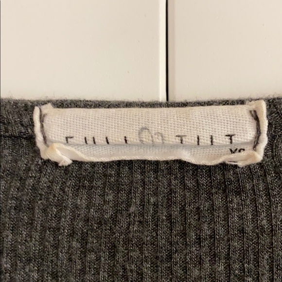 Grey blouse low cut slightly cropped - Picture 3 of 5